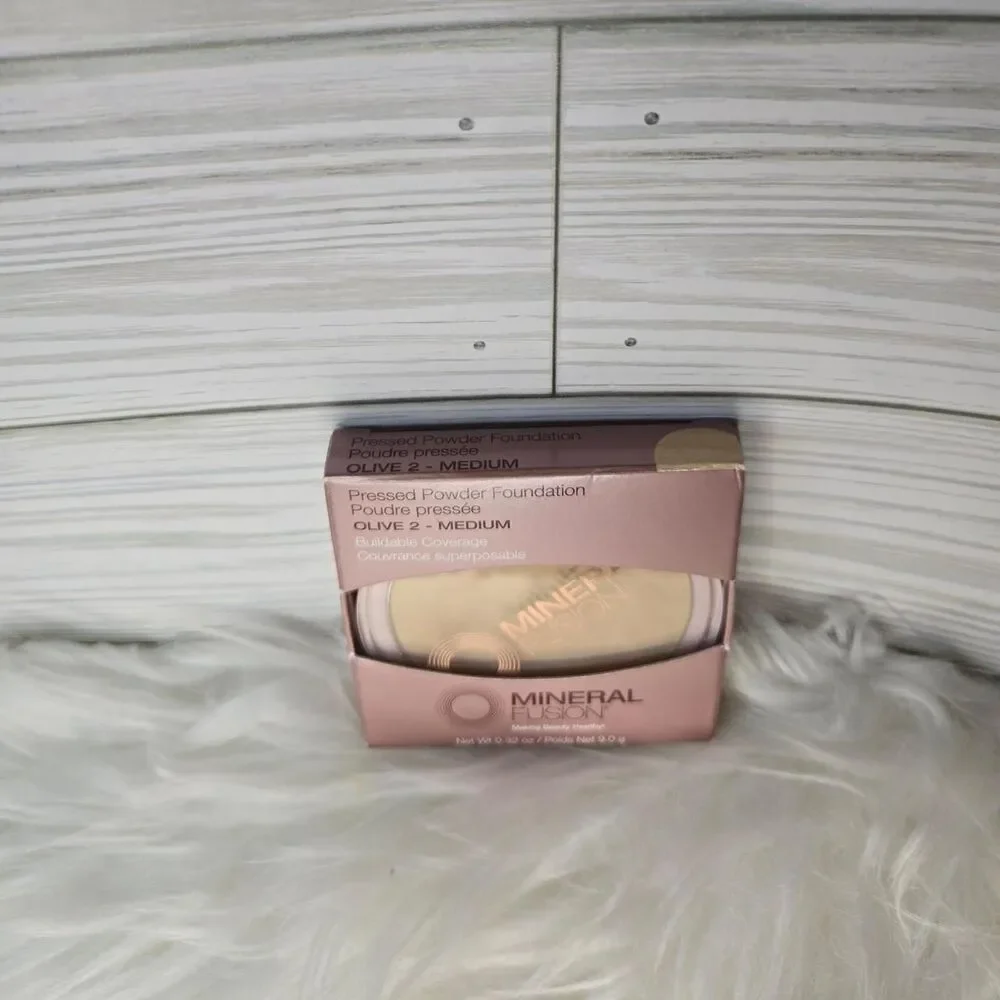Mineral Fusion Pressed Powder Foundation in Olive 2
